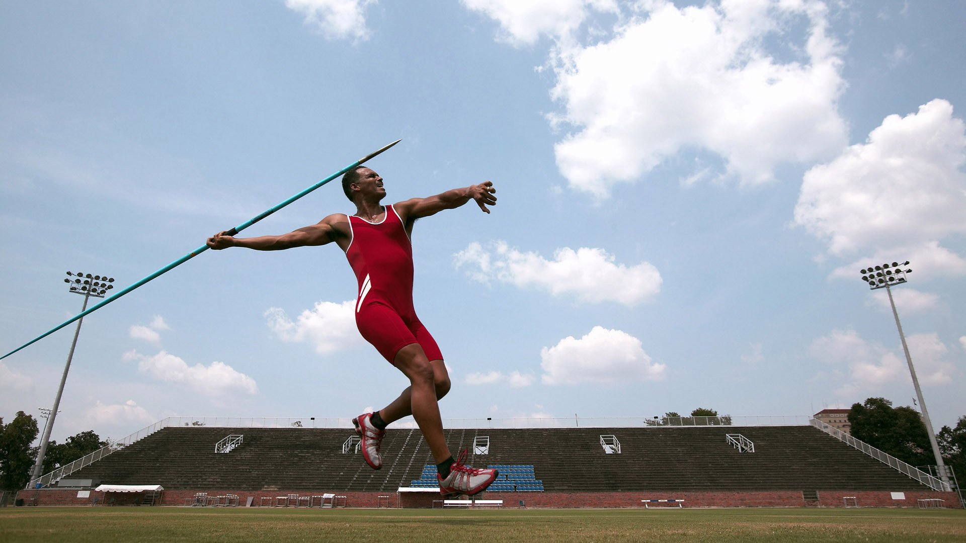 运动员们为冲击最高荣誉做好准备,运动员们冲向终点改为比喻句